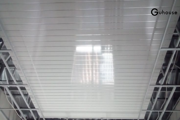 4 lỗi thiết kế trần nhà khiến không gian bị "tụt mood" và cách xử lý đúng cách 2 Thiết kế trần đơn điệu